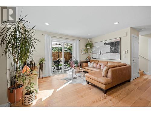 813 Birch Avenue, Kelowna, BC - Indoor Photo Showing Living Room