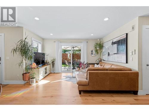 813 Birch Avenue, Kelowna, BC - Indoor Photo Showing Living Room