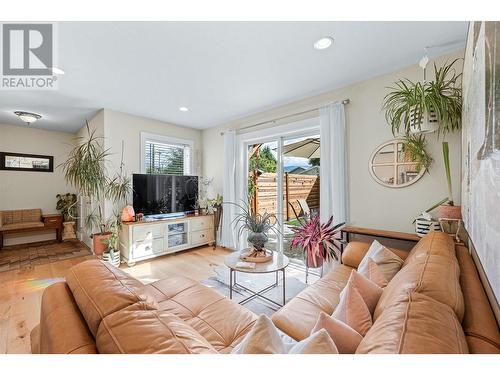 813 Birch Avenue, Kelowna, BC - Indoor Photo Showing Living Room