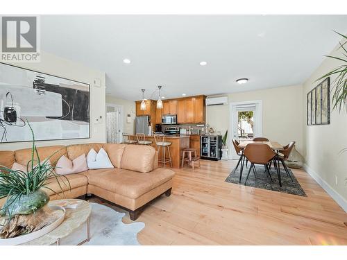 813 Birch Avenue, Kelowna, BC - Indoor Photo Showing Living Room