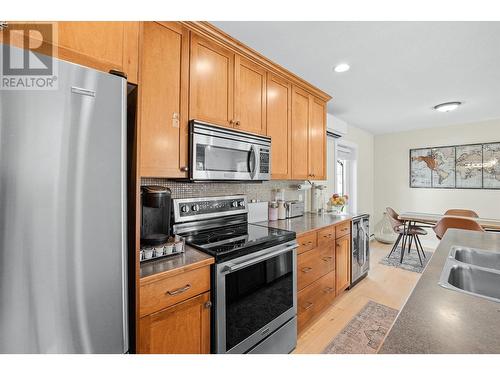 813 Birch Avenue, Kelowna, BC - Indoor Photo Showing Kitchen With Double Sink