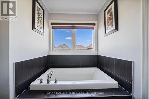 12 Deer Pass Road, East Gwillimbury (Sharon), ON - Indoor Photo Showing Bathroom