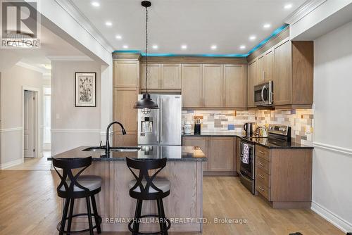 12 Deer Pass Road, East Gwillimbury (Sharon), ON - Indoor Photo Showing Kitchen