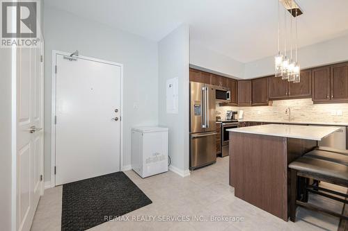 105 - 306 Essa Road, Barrie (Ardagh), ON - Indoor Photo Showing Kitchen With Stainless Steel Kitchen With Upgraded Kitchen