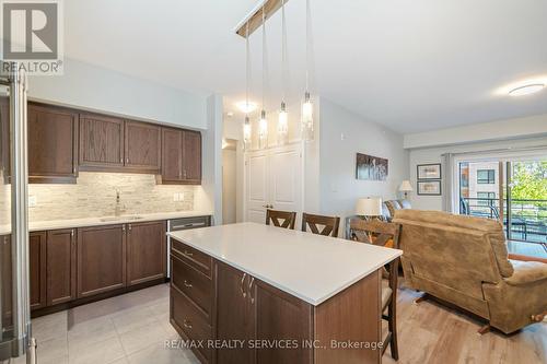 105 - 306 Essa Road, Barrie (Ardagh), ON - Indoor Photo Showing Kitchen