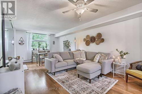 207 - 260 Davis Drive, Newmarket, ON - Indoor Photo Showing Living Room