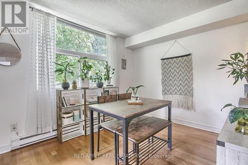 207 - 260 Davis Drive, Newmarket, ON - Indoor Photo Showing Living Room