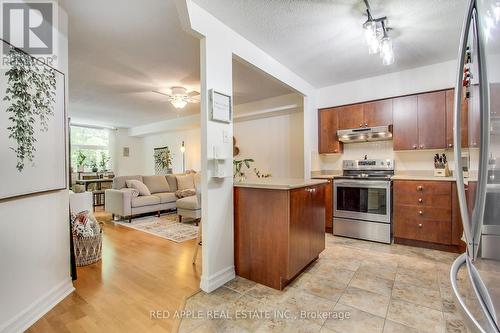 207 - 260 Davis Drive, Newmarket, ON - Indoor Photo Showing Kitchen