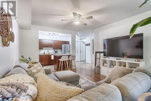 207 - 260 Davis Drive, Newmarket, ON - Indoor Photo Showing Living Room