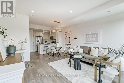 21 - 115 Long Branch Avenue, Toronto (Long Branch), ON - Indoor Photo Showing Living Room