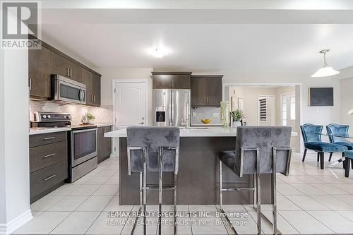 27 Billiter Road, Brampton (Northwest Brampton), ON - Indoor Photo Showing Kitchen With Upgraded Kitchen