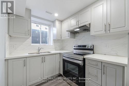 27 Billiter Road, Brampton (Northwest Brampton), ON - Indoor Photo Showing Kitchen With Double Sink