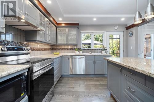 68 Aloma Crescent, Brampton (Avondale), ON - Indoor Photo Showing Kitchen With Upgraded Kitchen