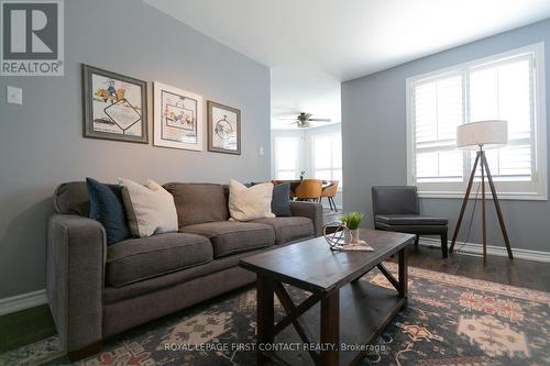 33 Logan Court, Barrie (Holly), ON - Indoor Photo Showing Living Room