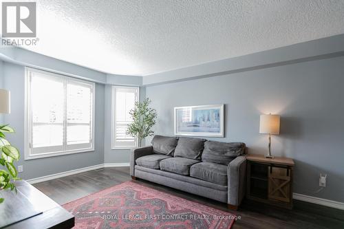 33 Logan Court, Barrie (Holly), ON - Indoor Photo Showing Living Room