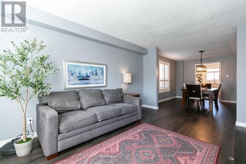 33 Logan Court, Barrie, ON - Indoor Photo Showing Living Room