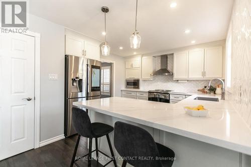 33 Logan Court, Barrie (Holly), ON - Indoor Photo Showing Kitchen With Upgraded Kitchen