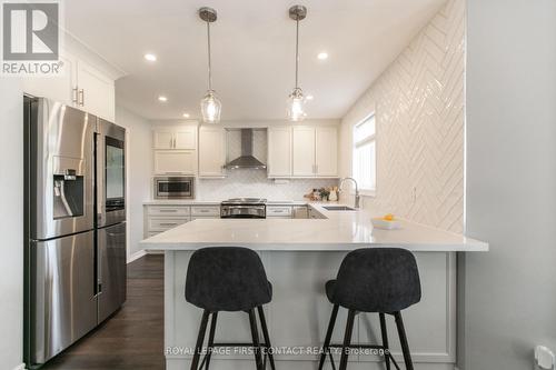 33 Logan Court, Barrie, ON - Indoor Photo Showing Kitchen With Upgraded Kitchen