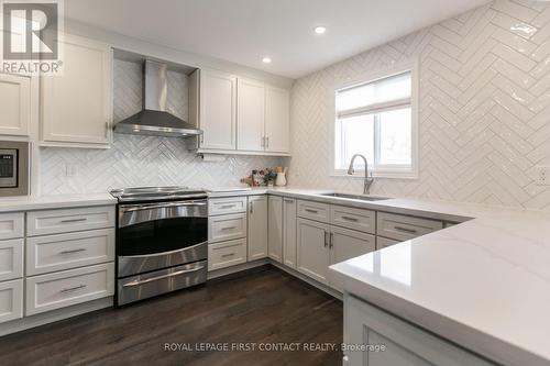 33 Logan Court, Barrie (Holly), ON - Indoor Photo Showing Kitchen With Upgraded Kitchen