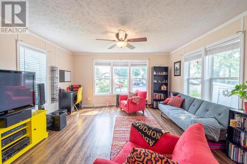 6 Hillview Drive, Port Hope, ON - Indoor Photo Showing Living Room