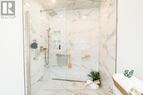 17 Logan Lane, Kawartha Lakes (Lindsay), ON - Indoor Photo Showing Bathroom