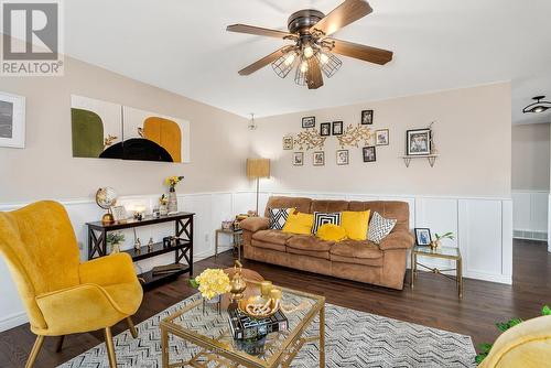 25 Bratt Drive, Amherstburg, ON - Indoor Photo Showing Living Room