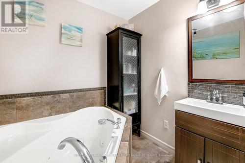 25 Bratt Drive, Amherstburg, ON - Indoor Photo Showing Bathroom