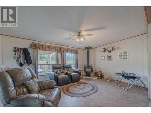 3240 Maze-Forbes Fs Road, Lac La Hache, BC - Indoor Photo Showing Living Room