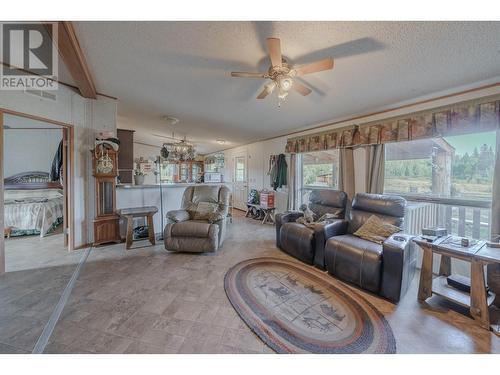 3240 Maze-Forbes Fs Road, Lac La Hache, BC - Indoor Photo Showing Living Room