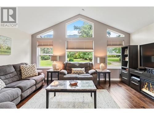 421 Hillier Road, Sicamous, BC - Indoor Photo Showing Living Room