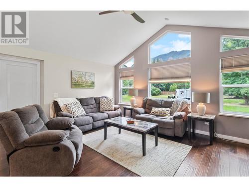 421 Hillier Road, Sicamous, BC - Indoor Photo Showing Living Room