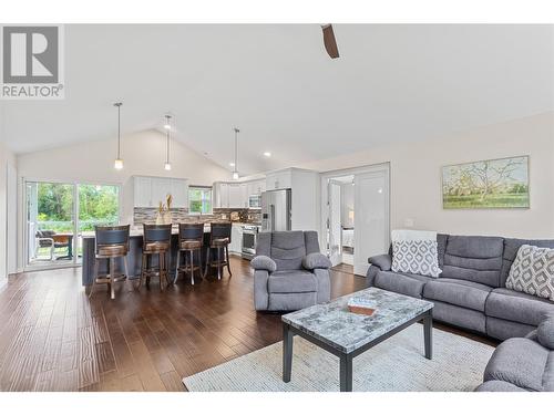 421 Hillier Road, Sicamous, BC - Indoor Photo Showing Living Room