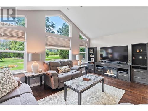 421 Hillier Road, Sicamous, BC - Indoor Photo Showing Living Room