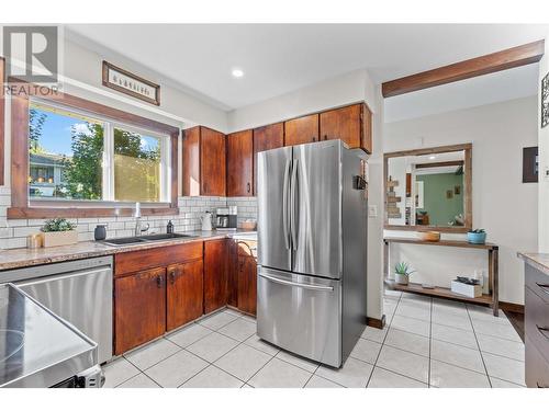 2881 5 Avenue Se, Salmon Arm, BC - Indoor Photo Showing Kitchen