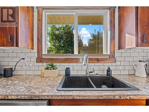 2881 5 Avenue Se, Salmon Arm, BC - Indoor Photo Showing Kitchen With Double Sink