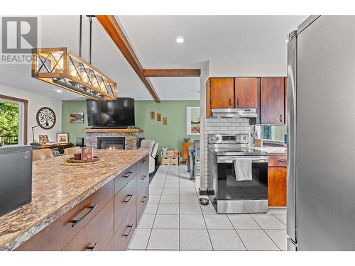 2881 5 Avenue Se, Salmon Arm, BC - Indoor Photo Showing Kitchen