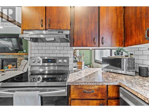 2881 5 Avenue Se, Salmon Arm, BC - Indoor Photo Showing Kitchen