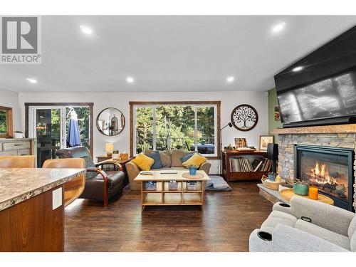 2881 5 Avenue Se, Salmon Arm, BC - Indoor Photo Showing Living Room With Fireplace