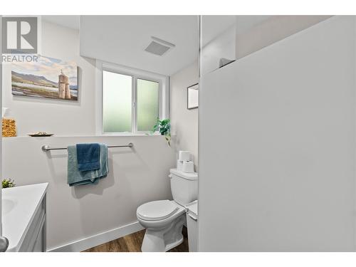 2881 5 Avenue Se, Salmon Arm, BC - Indoor Photo Showing Bathroom