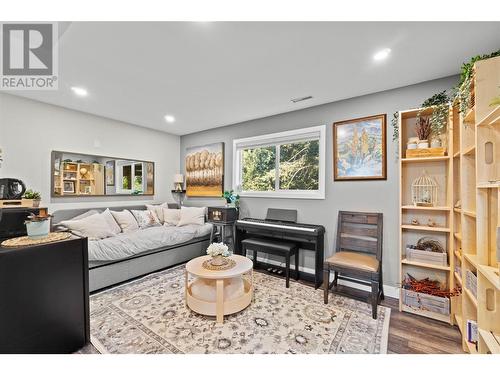 2881 5 Avenue Se, Salmon Arm, BC - Indoor Photo Showing Living Room