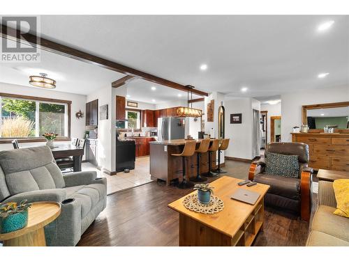 2881 5 Avenue Se, Salmon Arm, BC - Indoor Photo Showing Living Room