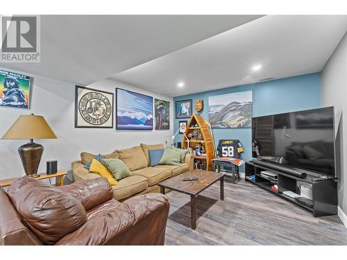 2881 5 Avenue Se, Salmon Arm, BC - Indoor Photo Showing Living Room