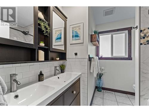 2881 5 Avenue Se, Salmon Arm, BC - Indoor Photo Showing Bathroom