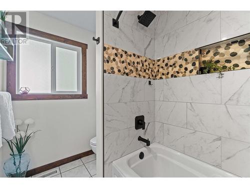 2881 5 Avenue Se, Salmon Arm, BC - Indoor Photo Showing Bathroom