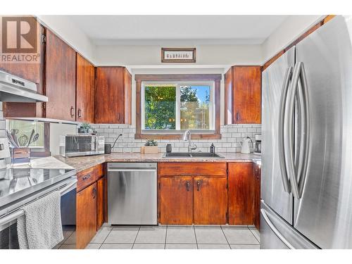 2881 5 Avenue Se, Salmon Arm, BC - Indoor Photo Showing Kitchen