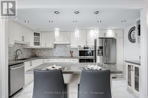 1005 - 205 Wynford Drive, Toronto, ON - Indoor Photo Showing Kitchen With Upgraded Kitchen