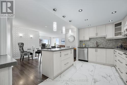 1005 - 205 Wynford Drive, Toronto, ON - Indoor Photo Showing Kitchen With Upgraded Kitchen