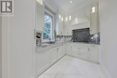 17 Artinger Court, Toronto (Banbury-Don Mills), ON - Indoor Photo Showing Kitchen