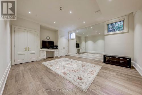 17 Artinger Court, Toronto, ON - Indoor Photo Showing Living Room