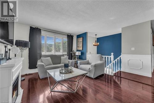 14 Par Place, Hamilton, ON - Indoor Photo Showing Living Room